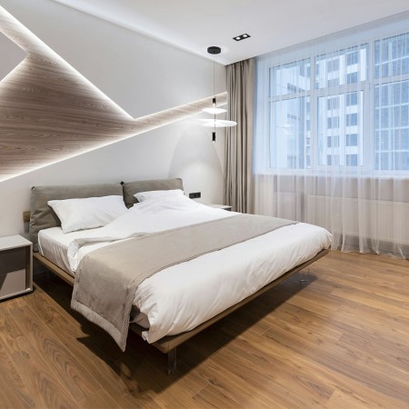 Modernes Hotelzimmer mit Doppelbett und Holzfußboden